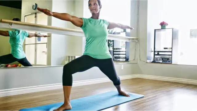 Mwanamke akifanya mazoezi