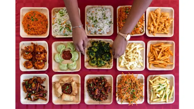 푸릇푸릇한 음식들이 테이블에 놓여지는 모습