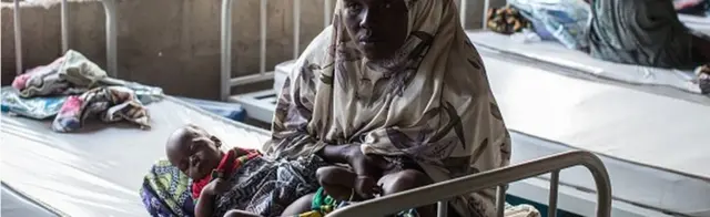 Nwanyị jị nwa n'aka.