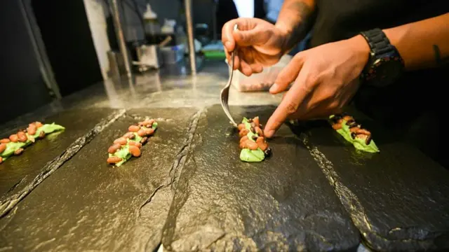 Preparación de platillo en Maido.