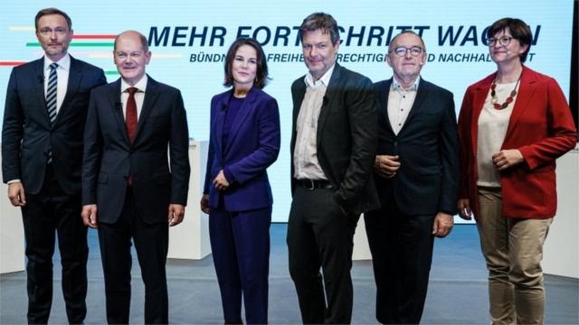 Nhóm của Scholz (thứ hai từ trái sang): Với các nhà lãnh đạo của Đảng Dân chủ Tự do, Đảng Xanh và Dân chủ Xã hội