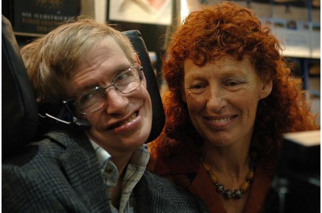 霍金教授和妻子伊莱恩（右）在法兰克福书展上参观德国书商展位（2005年10月19日）