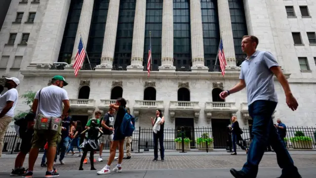 Gente afuera de la Bolsa de Nueva York