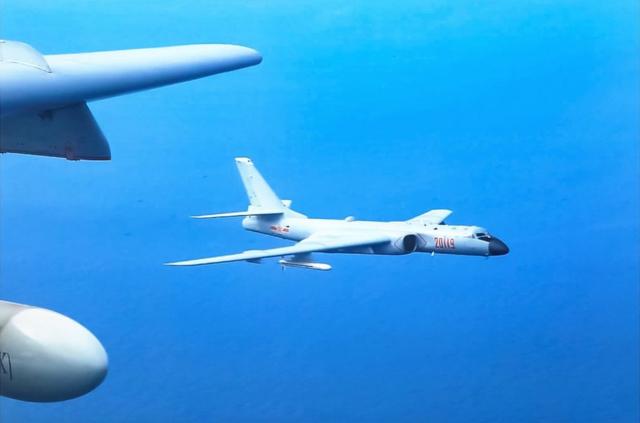 中国空军上月首次在南海争议岛礁区域进行轰炸机起降训练，引发周边国家对于国家安全的担忧和警告。
