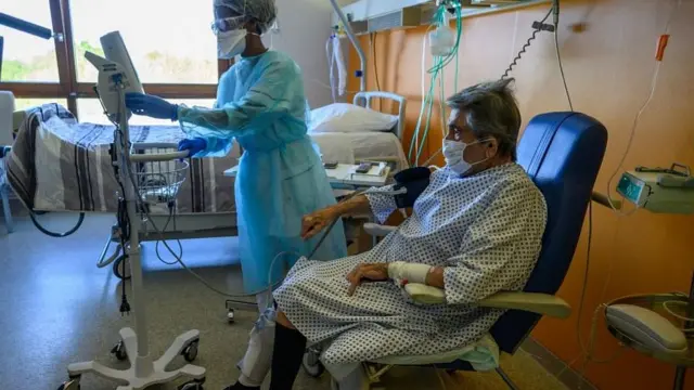 El tasa de letalidad a causa de covid-19 en personas mayores es mucho más alta que en jóvenes.