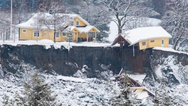 Гігантський зсув ґрунту в Норвегії. Рятувальники знайшли сімох загиблих, пошуки тривають