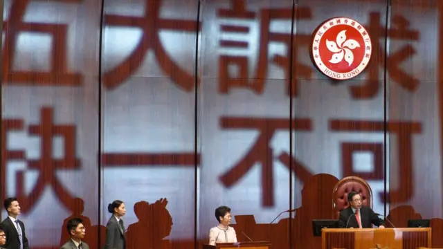 有泛民主派议员有投影机，把"五大诉求，缺一不可"字样投影到立法会的墙壁上。