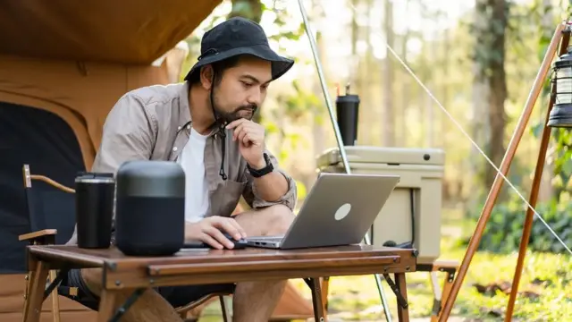 우리는 일과 놀이를 구분하라고 배웠지만, 전문가들은 팬데믹을 통해 많은 이들이 의미 있는 방식으로 그 둘을 통합하게 됐다고 말한다.