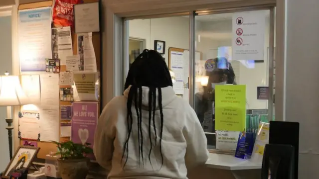 Foto colorida mostra as costabet e365uma mulher com dreadlocks