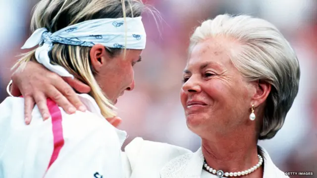 1993年のウィンブルドン決勝戦で敗れたノボトナ選手を励ますケント公爵夫人