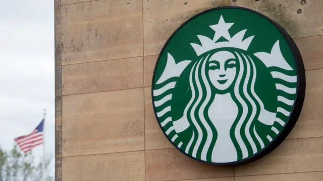 미국 스타벅스의 한 지점에서는 최근 '인종차별' 논란이 불거졌다