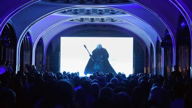 Seguidores de Juego de Tronos ven la serie en una estación de Moscú, Rusia