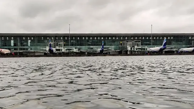 কলকাতার নেতাজি বিমানবন্দর নৌবন্দরের রূপ নিয়েছে।