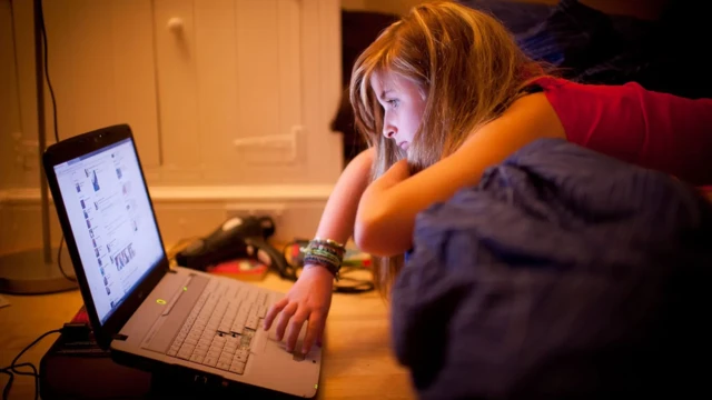 Étudier et faire ses devoirs depuis son lit est également mauvais, et travailler sur un lit en étant allongé sur le ventre peut être particulièrement néfaste pour le corps