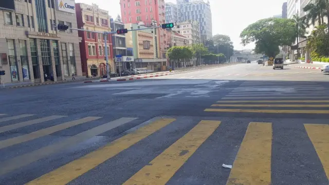 ပြီးခဲ့တဲ့နှစ်က ပိတ်သွားခဲ့ ဆူးလေရှန်ဂရီလာ ဟိုတယ်ရှေ့ ဆူးလေဘုရားလမ်း အသံတိတ်သပိတ်နေ့ မြင်ကွင်း