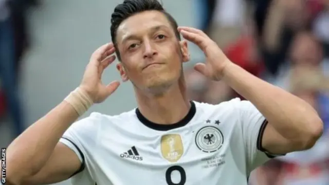 Kiungo wa kati wa Fenerbahce Mjerumani Mesut Ozil