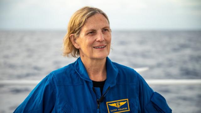 Kathy Sullivan a bordo de um barco, com mar visto ao fundo