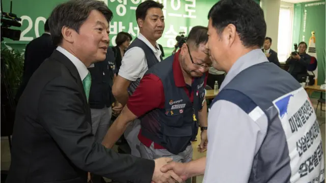 지난해 9월 한국GM 노조원들과 인사 나누는 안철수 국민의당 전 대표