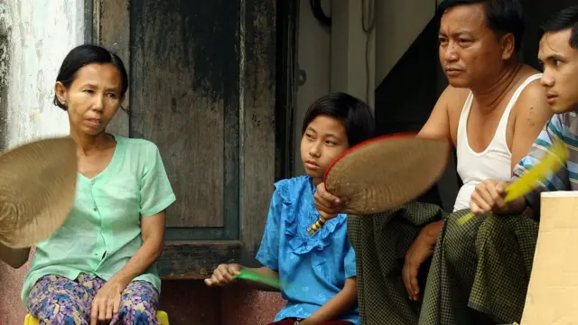 အပူရှိန်ခံစားနေရတဲ့ ရန်ကုန်မြို့က မိသားစု