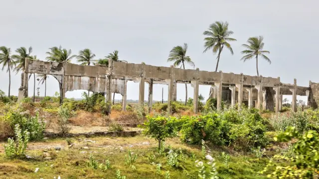 யாழ்பானத்தில் போரின்போது சேதமடைந்த கட்டடம்