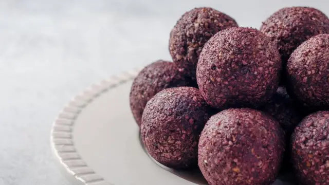 செயற்கைப் புரதப் பந்துகள் பெரும்பாலும் கலோரிகள் நிறைந்தவையாகவும் , அதிக மாவுச்சத்துக் கொண்டவையாகவும் இருக்கின்றன.