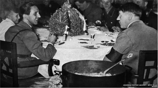 પોતાના વિશ્વાસુ લોકો સાથે ભોજન કરી રહેલા અડોલ્ફ હિટલર.