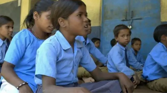 શાળામાં અભ્યાસ કરી રહેલી બાળકીઓની તસવીર
