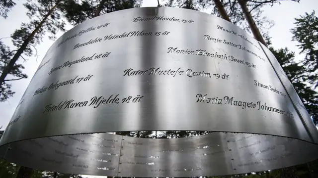 Utoya meşəsinin dərinliklərində qurbanların adları yazılmış gümüş həlqə