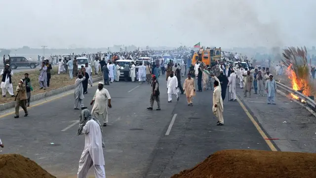 د عمران خان لاريون