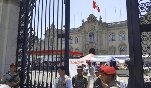 Donaciones frente al Palacio de Gobierno de Perú.