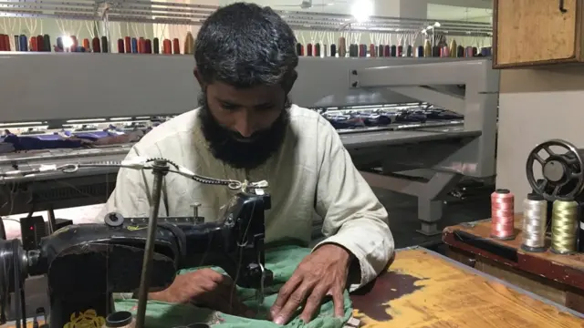 లాహోర్‌లోని గార్మెంట్ ఫ్యాక్టరీలో పనిచేస్తోన్న వ్యక్తి