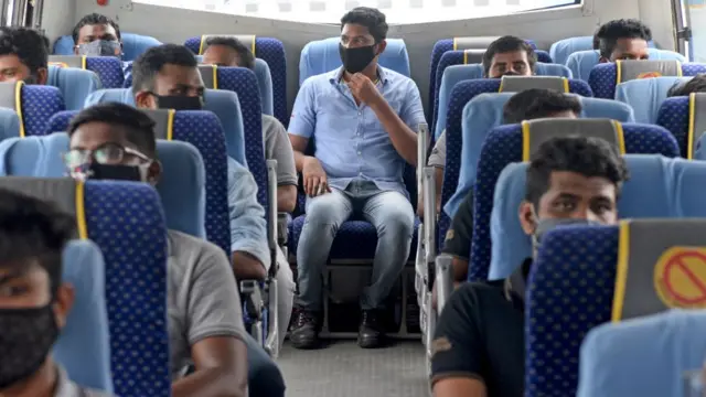 பேருந்திகள் பயணிகள் பயணிப்பது போன்ற மாதிரிப் படம்