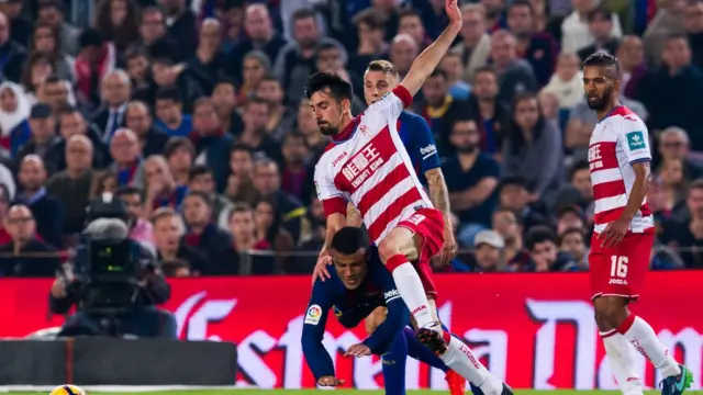 Isaac Cuenca fait obstruction à Alcantara (Barça) lors d'une rencontre de Liga.