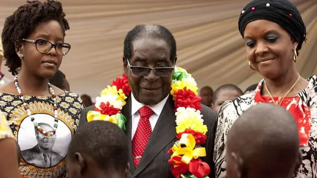 Bona, Robert et Grace Mugabe, au 91e anniversaire du président à Victoria Falls à l'occasion duquel 1 million dollar a été dépensé.