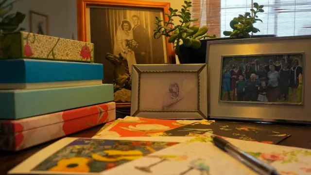 Письма - это способ поддерживать связь с семьей и друзьями в эти темные времена в человеческой истории