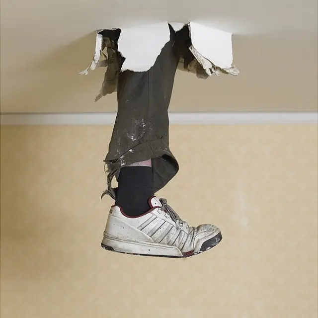 Pierna rompiendo techo