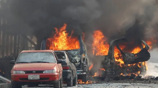 धमाके के बाद कारों में लगी आग
