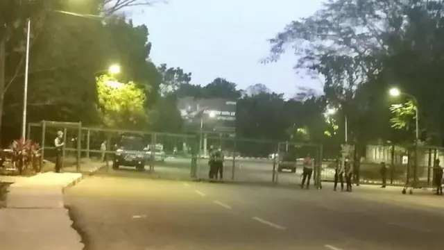 ရန်ကုန် အပြည်ပြည်ဆိုင်ရာလေဆိပ် အဝင်လမ်းကို တပ်မတော်က အာဏာသိမ်းတဲ့နေ့က လုံခြုံရေးယူထားစဉ်