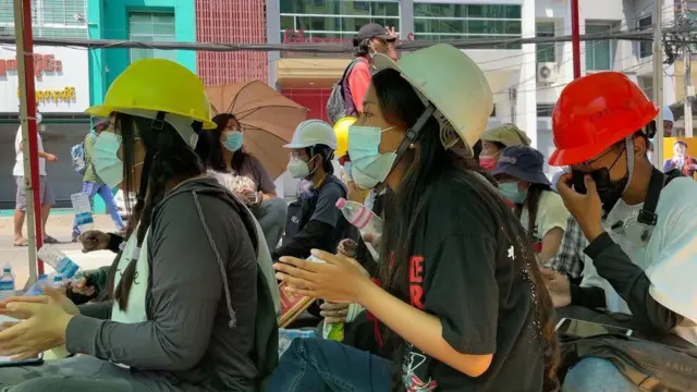 మియన్మార్లో సైనిక పాలన అంతమొందాలనే దృఢ నిశ్చయంతో యువత పోరాడుతోంది