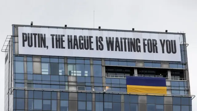 Litvanya'daki bir eylemde, Putin'in yargılanmasını isteyen bir pankart