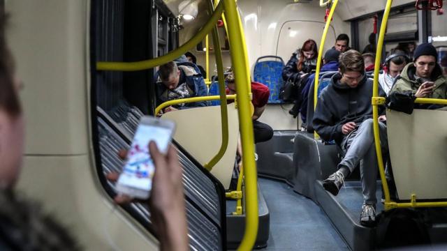 乘公交时使用手提电话已成为不少乘客的习惯