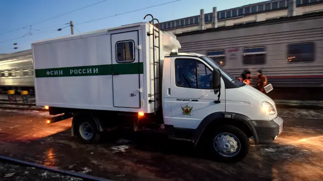 Автозак у поезда