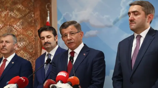 AKP'de kesin ihraç talebiyle Merkez Disiplin Kurulu"na sevk edilen Davutoğlu Eylül ayında istifa etti
