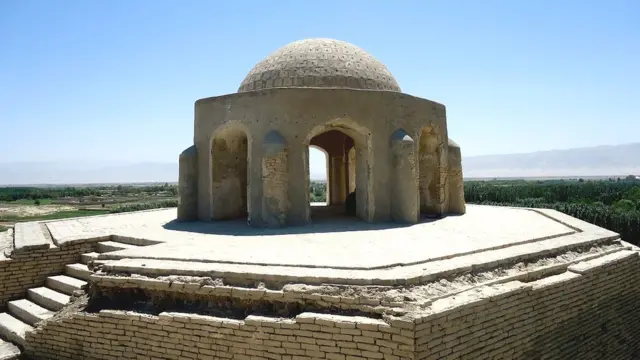 تصویری از برج عیاران بلخ