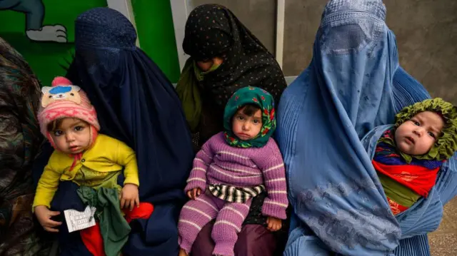 مادران افغان با کودکانی که دچار سوءتغذیه هستند، در انتظار ملاقات با کادر درمانی سازمان «داکتران بدون مرز» در کلینیک «کاهدستان» یک مرکز صحی اولیه رایگان که توسط همین سازمان در حومه شهر هرات اداره میشود.