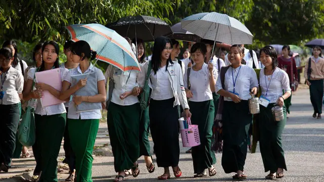 ၂၀၁၁ ခုနှစ်က တက္ကသိုလ်ဝင်တန်းစာမေးပွဲဖြေဆိုခဲ့ကြသူတချို့
