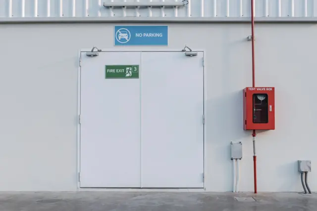 জরুরী বহির্গমন পথ। 