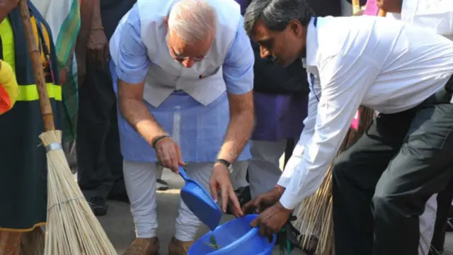 સ્વચ્છતા અભિયાન સમયે એક કાર્યક્રમમાં વડાપ્રધાન નરેન્દ્ર મોદી