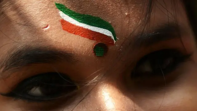 पढ़ने लिखने में आगे, पर अब भी हिंसा-भेदभाव क्यों झेल रही हैं लड़कियां