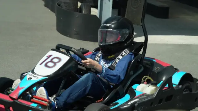 웨일스의 난민 지원 센터의 아이들은 카트부터 밧줄 타기까지 다양한 체험을 하고 있다